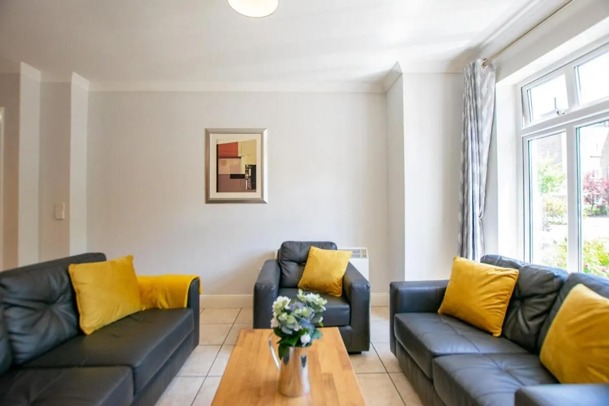 Central 4-Bedroom Home, Голуэй